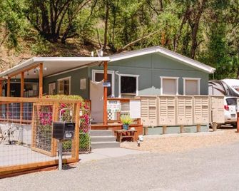 Retro RV with picturesque hills and lake access - Upper Lake - Budova