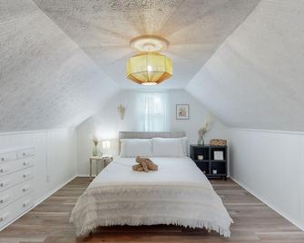 Touchdown Bungalow-Charming Hof Village Home - Canton - Bedroom