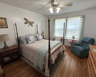 Charming 2-bdrm house walking distance from historic downtown w/ WiFi & HVAC. - Gonzales - Bedroom