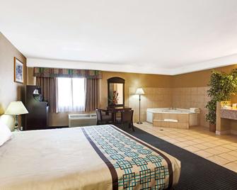 Days Inn & Suites by Wyndham Artesia - Artesia - Bedroom