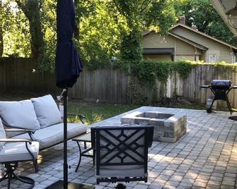 Charming Bungalow, walking distance to everything, private and pet friendly! - Thomasville - Patio