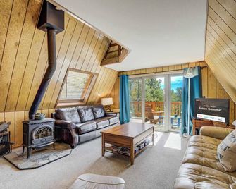 Sloped Summit! Rustic A-Frame Cabin w Scenic Views - Divide - Sala de estar