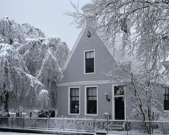 Inn on the Lake - Waterland - Building