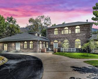 Luxurious Private Estate with Hot Tub. Game Room, Grand Piano- Near Ski Resort - Salt Lake City - Edificio