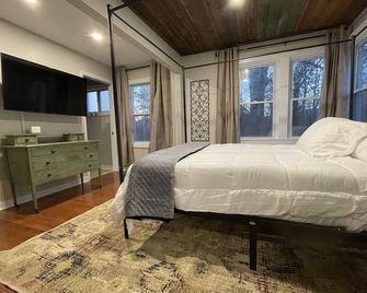 The Oak at Windrock- cozy farmhouse on 2 acres - Oliver Springs - Bedroom