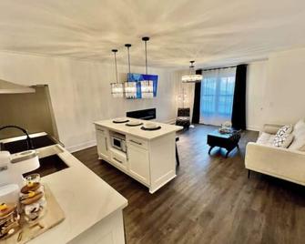 Luxury City Loft in Gainesville C - Gainesville - Living room