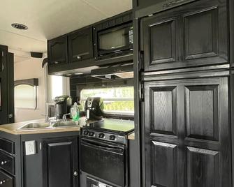 Waterfront at Sherkston Shores! - Port Colborne - Kitchen