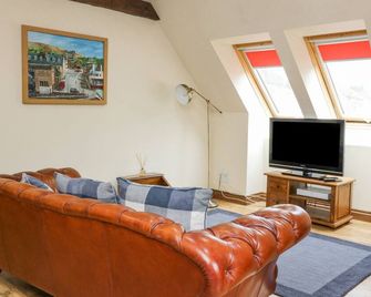 Glenmhor Apartment, Character Holiday Cottage In Fort William - Fort William - Living room