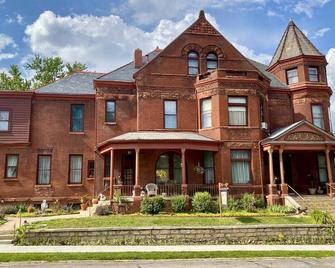 Vineyard Mansion - Lincoln Room - 1 Queen Bed - St Joseph - Building