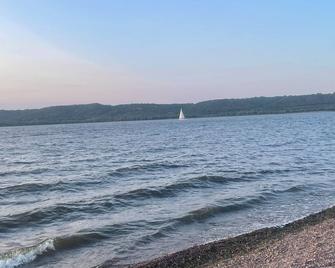 Modern style, 1 block from Lake Pepin - Lake City - Beach