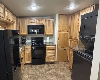 Cozy Cabin located in downtown Hays. - Hays - Cocina