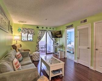 Beach and Pool Access Colorful Hilton Head Condo! - Hilton Head Island - Living room