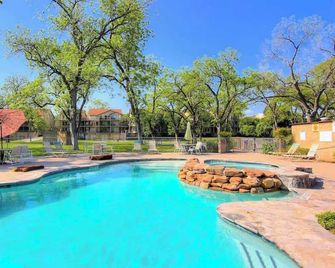 WW i203 Guadalupe River Nut House - New Braunfels - Uima-allas