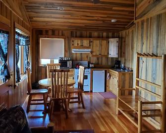 L Diamond E Guest Cabin #1 Rural luxury close to everything. - Clinton - Kitchen