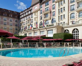Hôtel Barrière Le Royal Deauville - דואו-וויל - בריכה