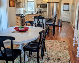 Charming Retreat Downtown Chelsea 4 bed 2 bath - Chelsea - Dining room