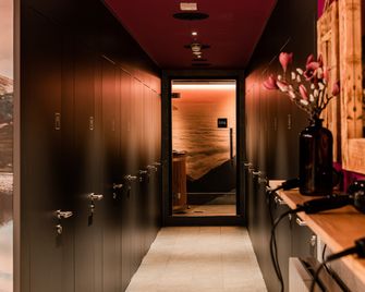 Capsule Hotel - Alpine Garden Zurich Airport - Клотен