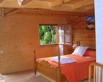 Independent wooden chalet, salt swimming pool 500 m away and close to Saint-Flour - Saint-Flour - Bedroom