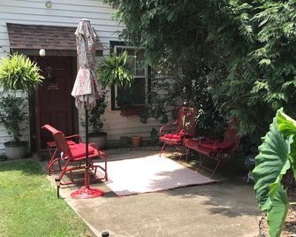 Cozy, cottage,1bedroom 1bath,1daybed in open living space. Much liked, Monthly - Columbus - Patio