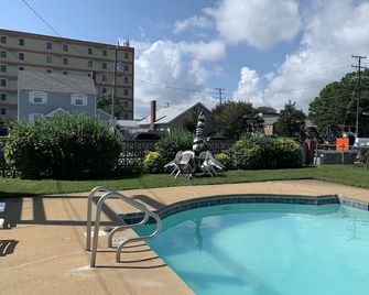Macthrift Motor Inn - Virginia Beach