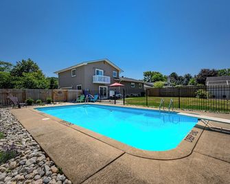 Entire House with pool in Niagara-on-the-lake close to Niagara Falls - Niagara-on-the-Lake - Pool