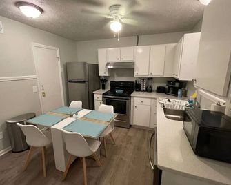 New! 2 King Beds, 86` Rokutv, Led Headrests & Grill - Commerce - Keittiö