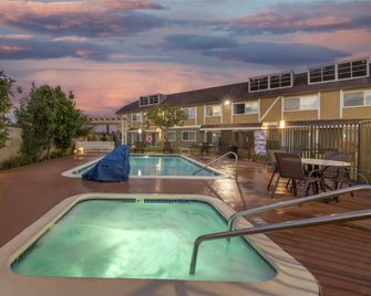 Best Western Westminster Inn - Westminster - Piscina