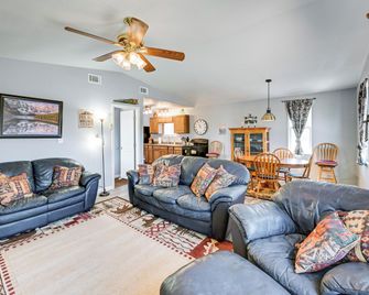 Kingman Vacation Rental with Private Yard and Fire Pit - Kingman - Living room