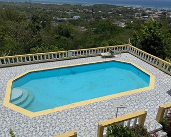 祖母綠景觀別墅觀光酒店 - 蒙特哥灣 - 蒙特哥灣 - 游泳池