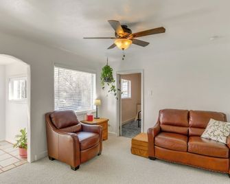 2 Mi to Snake River: Quaint Farmhouse w/ Patio! - Rigby - Living room