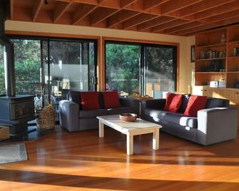 Gorgeous Beach House in tranquil garden setting - Sorrento - Living room
