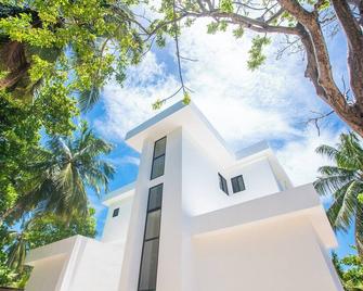 Seahorse #3- Wow! Beach, pool, sunsets, modern - Coxen Hole - Building