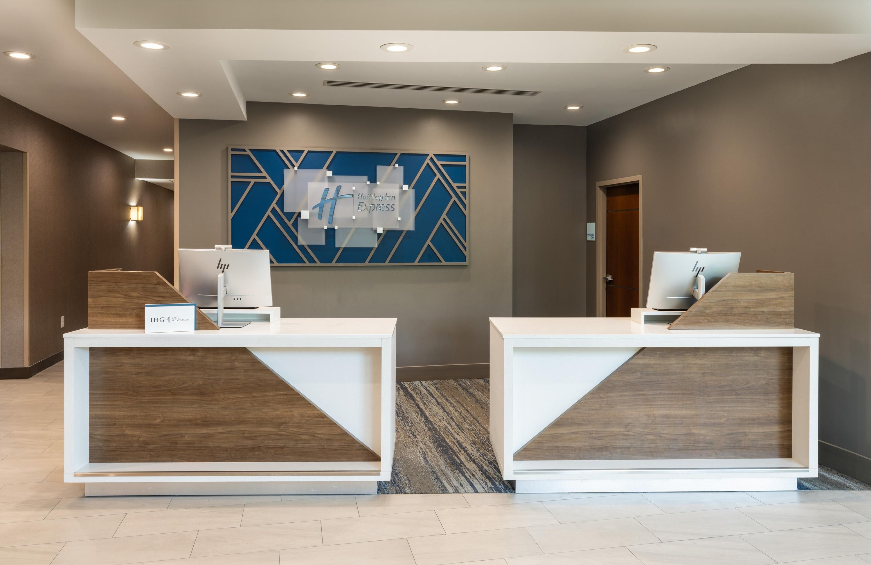 Holiday Inn Express Miami Airport-Blue Lagoon Area By IHG - Miami - Front desk