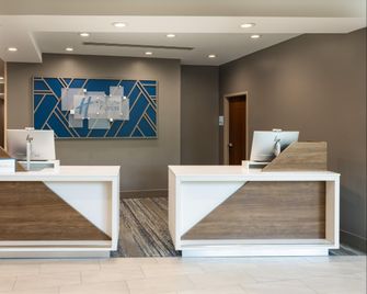 Holiday Inn Express Miami Airport-Blue Lagoon Area By IHG - Miami - Front desk