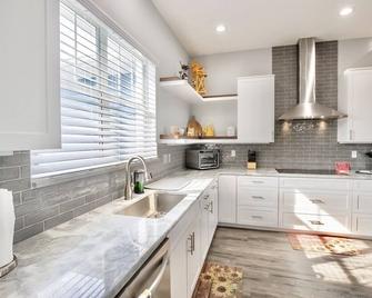 Stylish & Modern Lakefront Retreat w/ Pool & Dock! - Lake Placid - Kuchyň