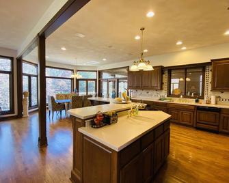 10,000 Sq. Ft. Home on 15 hunting acres with an in-door pool and sauna - Burlington - Кухня