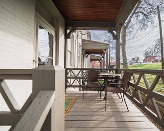 Downtown Cape Getaway with River Views - Кейп Джирардо - Балкон