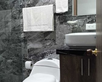 Hotel + Arte - Quito - Bathroom