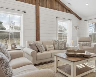 The Farmhouse @ Desoto Farms with Hot Tub! - Fort Payne - Wohnzimmer