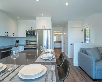 One Bedroom Suite with Harbour Views - North Saanich - Restaurant