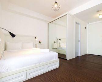 Minimalist 1br With Pool View at Bassura - Jakarta - Soveværelse