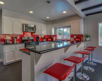 Funtierland + Mickey's House + Walk to Disneyland + Pool/Hot Tub + Pet Friendly - Anaheim - Cocina