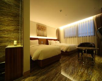 جاليميا فرست هوتل - غوري - غرفة نوم