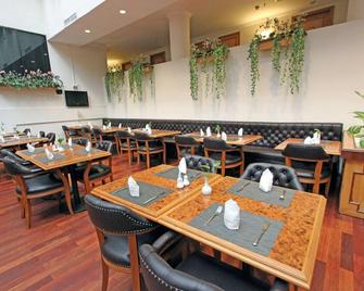 Harmoni Suites Hotel - Lubuk Baja - Restaurante