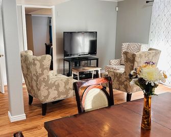 Beautiful, Private Walk-out Basement in Centennial - Centennial - Living room