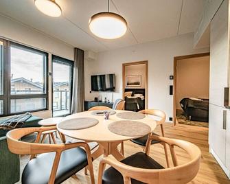 Ski Chalet C8 Levi Center incl 2 ski passes by Aavalevi - Levi - Dining room