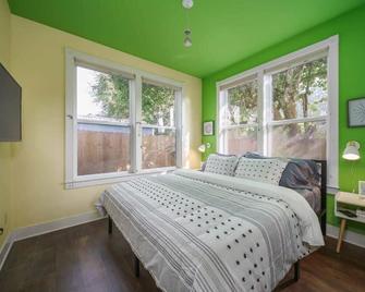 #stayinmydistrict Lake Oswego Honey Bee Cottage - Lake Oswego - Bedroom