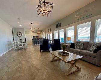 Serendipity Shore Home - Bolivar Peninsula - Huiskamer