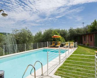 Private Villa with A/C, private pool, hot tub, internet, TV, patio, pets allowed, panoramic view - Pieve a Nievole - Zwembad