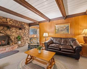 Cabin #10 - Strawberry (Tuolumne County) - Living room